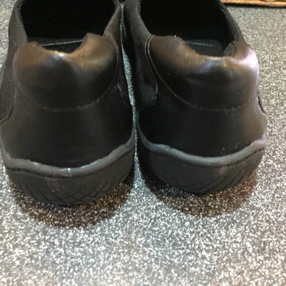 Easy Spirit Black Gift 2 Slip-on Shoes - Picture 12 of 14